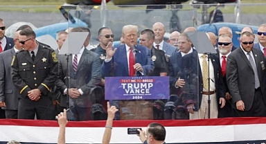 Trump Tedirgin: Suikast Girişiminden Sonra Önlemleri Arttırdı, Kurşun Geçirmez Camın Ardında Konuşma Yaptı