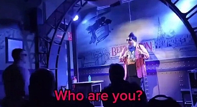  Üç Aylık Bebeğe Eşcinsel Yakıştırması Yapan Sözde Komedyenin Şuursuz Sözleri Yanına Kalmadı, Bebeğin Babası İspanyol Komedyeni Sahnede Dövdü