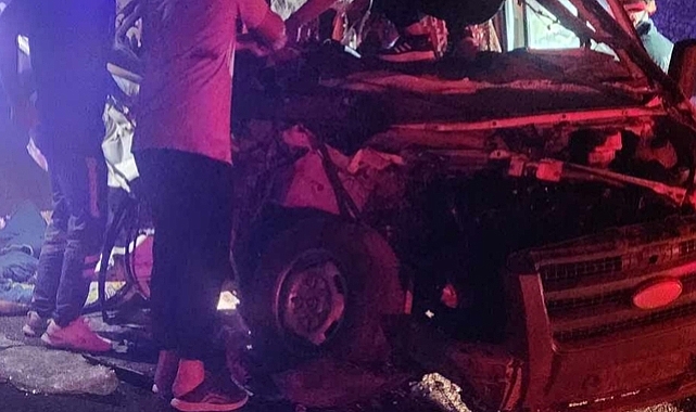Adana'da Tır ile Servis Minibüsü Çarpıştı: 3 Ölü, 8 Yaralı