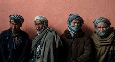 Afganistan'da Taliban Yasakları Erkekleri de Vurdu: Kot Pantolon ve 'Batılı Görünmek' Yasak