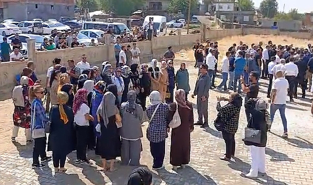 AKP Diyarbakır Milletvekili Suna Kepolu, Narin'in Cenazesinde 'Hatıra Fotoğrafı' Çektirdi