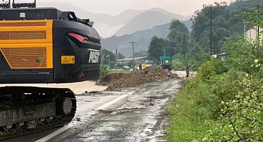 Artvin'de Sağanak Yağış Sonrası Taşkın ve Heyelan: Yol Çöktü