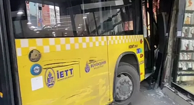 Bayrampaşa'da Park Halindeki Otomobile Çarpan İETT Otobüsü Dükkana Girdi: Yaralılar Var