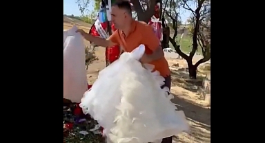 Bir Vatandaş, Narin'in Mezarındaki Gelinliği Kaldırıp Yerine Okul Önlüğü ve Çanta Bıraktı