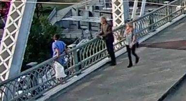 Bon Jovi Aday mı Olacak? Köprüde İntihar Etmek İsteyen Kadını Kurtardı