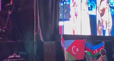 İran ve Komşu Ülkeler Dostluk Derneği Başkanı Sousan Hariri'den Azerbaycan Bayrağına Saygısız Girişim