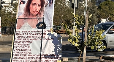 İzmir'de AKP'li Esnaftan, AKP'lileri Eleştiren Dilruba Kayserilioğlu'nu Hedef Alan Pankart: O Densizdir, Edepsizdir