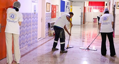 İzmir'de İlçe Milli Eğitim Müdürlüğü, CHP'li Buca Belediyesi'nin Gönderdiği Temizlik Görevlilerini Okula Sokmadı