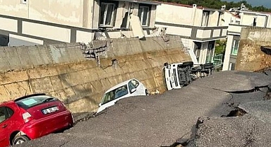 İzmir'i Sel Değil, İhmal Vurdu: Özdere'de İstinat Duvarı Çöktü, Araçlar Ağır Hasarlı