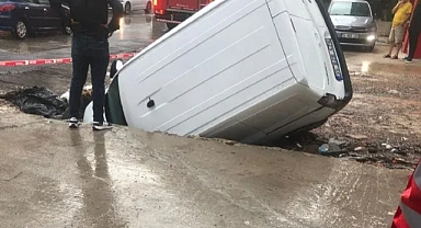 İzmirli Bunu Hak Etmiyor: Buca'da İZSU'nun Çalışma Yapıp Tam Kapatmadığı Yol Yağışta Çöktü, Park Halindeki Araç Çöken Yola Düştü