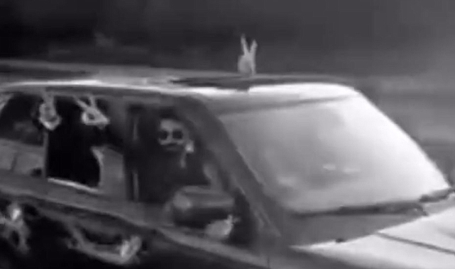 Konuş, Sen Nerelisin? İstanbul'da Bir Grup Şehir Eşkıyası Yolu Kapatıp Havaya Ateş Açtıktan Sonra Zafer İşaretiyle Kutlama Yaptı