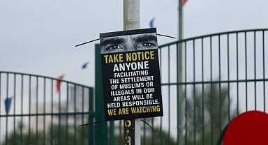 Kuzey İrlanda'da Polis, Kaçak Göçmen Karşıtı Posterleri Kaldırdı