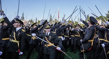 'Mustafa Kemal'in Askerlerinin' Yeni Görüntüleri Ortaya Çıktı: 'Azınlıklardı' Diyerek Küçümsemeye Çalıştıkları Teğmenlerin Neredeyse Tamamının Yemine Katıldığı Görüldü 