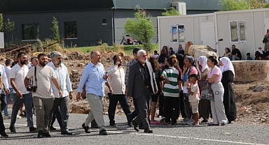 Narin Güran'ın Cenazesini Bekleyen Bir Yakını, Çevredekilere 'Gidin Yalan Konuşun' Diye Bağırdı, Yumruklarla Susturuldu