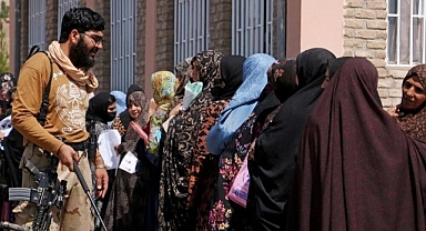 Şeriatçı Terör Örgütü Taliban, Afganistan'da Kadınlara Bir Yasak Daha Getirdi: Artık Kamusal Alanda Konuşamayacaklar