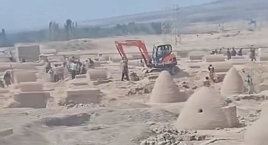 Soykırımcı Çin, Doğu Türkistan'da Uygur Türklerine Ait Mezarları Yıkmaya Başladı