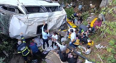 Tokat'ta Fındık İşçilerini Taşıyan Minibüs Dereye Uçtu: 5 Yaşında Bir Çocuk Öldü, 25 Kişi Yaralandı
