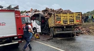 Zonguldak'ta Yolcu Otobüsü İle Kamyon Çarpıştı: 2 Kişi Öldü, 23 Kişi Yaralandı
