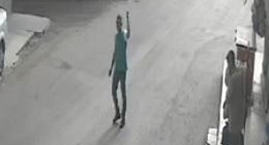 Adana'da Motosikletli 2 Şehir Eşkıyası Sokakta Yürüyen Vatandaşlara Saldırdı
