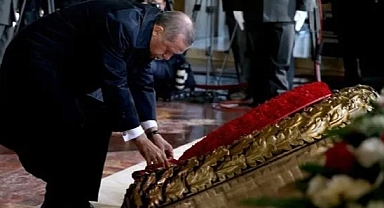 AKP'li Erdoğan Anıtkabir'de | Resmi Tören Sırasında Aktroller Erdoğan İçin 'Reis' Sloganları Attı