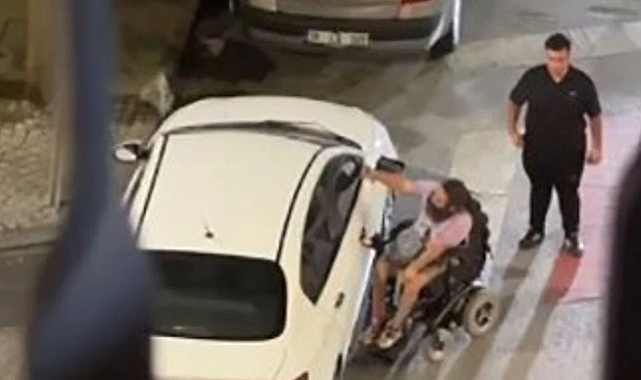 Antalya'da Engelli Rampasına Araç Park Edildiğini Gören Engelli Bir Vatandaş, Aracın Camlarını Parçaladı