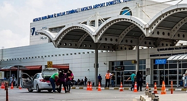 Antalya'da Yeni Doğmuş Bebeği Havaalanında Klozete Bırakıp Türkiye'den Kaçmaya Çalışan İki Rus Yakalandı
