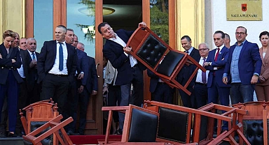 Arnavutluk Meclisi'nde Bir Milletvekilinin Hapis Cezası Almasına Tepki Gösteren Muhalefet Üyeleri, Meclis Sandalyelerini Yaktı