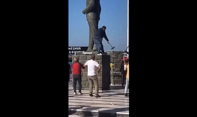Ayvalık'ta Atatürk Heykeline Saldıran Mürteciyi Vatandaşlar Etkisiz Hale Getirdi