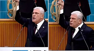 Bahçeli, Müsavat Dervişoğlu'nun Gönderdiği İpi Makam Odasına Koyup Poz Verdi: Terör Saldırısı Varken Saçma Şovuna Devam Etti