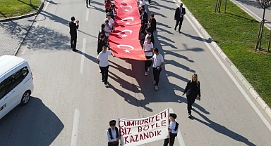 Bursa'da Yüzlerce Öğrenci, 500 Metre Türk Bayrağı ile Kortej Yaparak 'Teröre Lanet, Yaşasın Cumhuriyet' Yürüyüşü Yaptı