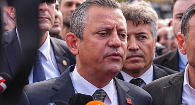 CHP Genel Başkanı Özgür Özel Anayasa'yı Çiğnedi | Kayyum Mitinginde Kürtçülüğün Hızını Alamayan Özel, 'Farklı Renklerimiz, Farklı Bayraklarımız Var' Dedi 