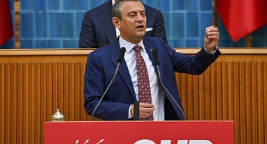 İhanette Yarışıyorlar | Özgür Özel, Devlet Bahçeli'nin 'Öcalan Meclis'te Konuşsun' Çağrısına Karşı El Yükseltti 