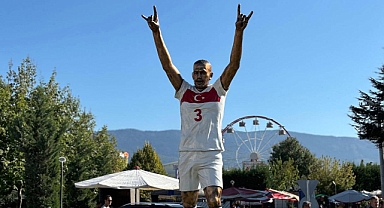CHP'li Bolu Belediyesi, 'Bozkurt' İşareti Yapan Merih Demiral'ın Heykelini Diktirdi