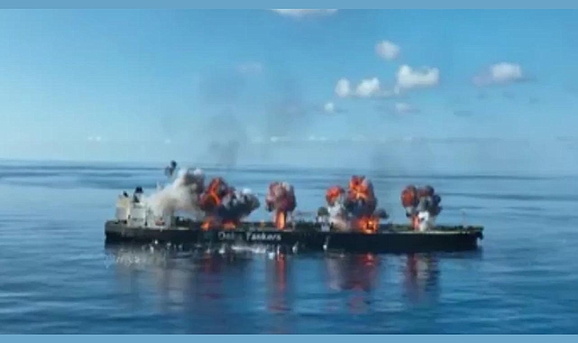 Husiler Yemen Kıyılarında 2 Petrol Tankerini Vurdu
