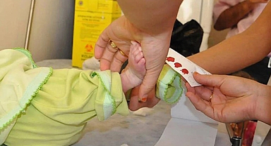İstinaf Mahkemesi, Kars Aile Mahkemesi’nin Çocuğun Üstün Yararını ve Halk Sağlığını Tehdit Eden Bilim Dışı Topuk Kanı Kararının Kaldırılmasına Hükmetti 
