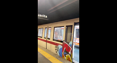 İtalya'da Bir Müptezel Metro Kapılarını Tekmeleyip Camı Parçaladı
