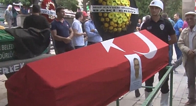 Kayserili Şehit Polis Yusuf Katfar'ın Kardeşinden MHP'li Baki Ersoy'a: Abimin Cenazesine Çelenk Göndermiştiniz, IBAN Atarsanız Parasını Size İade Etmek İstiyorum