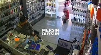Mersin'de Yavru Bir Köpek, İki Kişinin Kendisini Sevmesinden Saniyeler Sonra Öldü: 