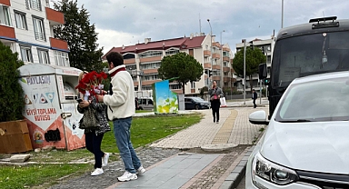 Milliyetçi Kongre Derneği TUSAŞ Saldırısında Şehit Düşen Başmühendis Zahide Güçlü ve TUSAŞ Şehitleri Anısına Samsun'da Karanfil Dağıttı