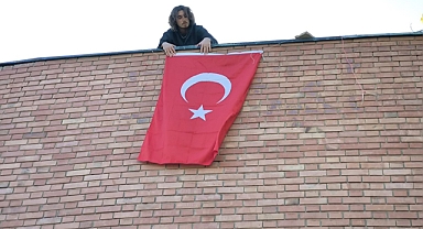ODTÜ'de Kürtçülerin Saldırılarına Rağmen Türk Milliyetçisi Öğrenciler Fizik Bölümü Binasına Türk Bayrağı Astı