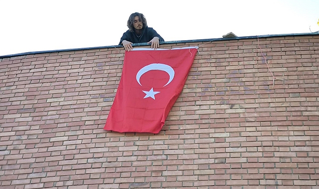 ODTÜ'de Kürtçülerin Saldırılarına Rağmen Türk Milliyetçisi Öğrenciler Fizik Bölümü Binasına Türk Bayrağı Astı