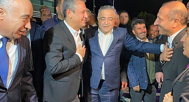 Özgür Özel Gittiği Diyarbakır'da Kürtçe Şarkılarla Karşılandı