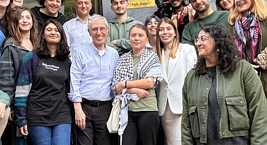 Sözde Kürdistan Bayrağıyla Poz Vermişti: İklim Teröristlerinin Elebaşı Greta Thunberg, Sözde Ermeni Soykırımı İfadesini Kullandığı için RTÜK'ün Kapattığı Açık Radyo'ya Destek Verdi