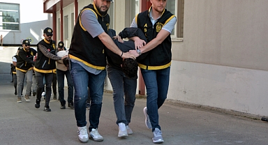 Adana'da Şehir Eşkıyaları Haraç için İş Yerini Kalaşnikofla Taradı: 5 Gözaltı