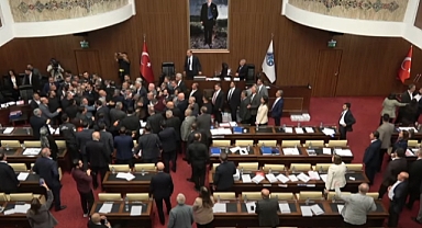 Ankara Büyükşehir Belediye Meclisi'nde AKP'li Üyeler Kürsüyü Basıp Kavga Çıkarttı