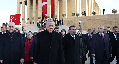 Atatürk'ün Ölüm Yıldönümünde, Şakşakçılar Yine Anıtkabir'de AKP'li Erdoğan İçin 'Reis' Sloganları Attı