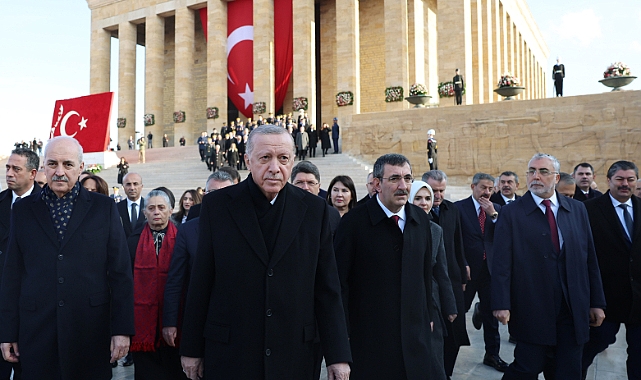 Atatürk'ün Ölüm Yıldönümünde, Şakşakçılar Yine Anıtkabir'de AKP'li Erdoğan İçin 'Reis' Sloganları Attı