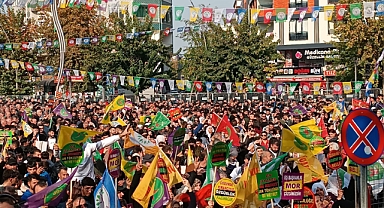 Batman'da Kürtçü DEM Parti'nin Düzenlediği Sözde Özgürlük Mitinginde Bebek Katili Öcalan İçin 'Biji Serok Apo' Sloganları Atıldı