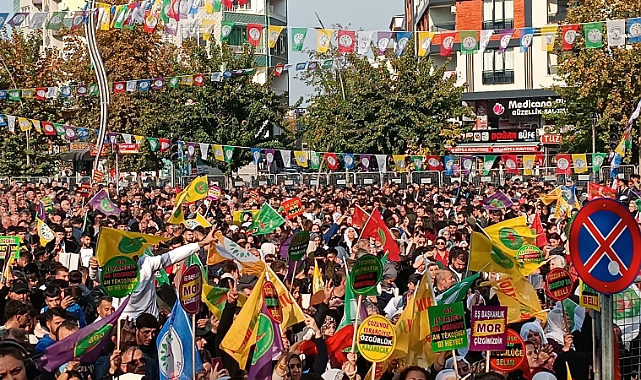 Batman'da Kürtçü DEM Parti'nin Düzenlediği Sözde Özgürlük Mitinginde Bebek Katili Öcalan İçin 'Biji Serok Apo' Sloganları Atıldı