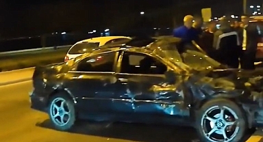 Baygın Kazazedeyi Soydular: İzmir'de Trafik Kazası Geçiren Sürücünün Ayakkabılarını Çaldılar, Hurdaya Dönen Aracını Soydular